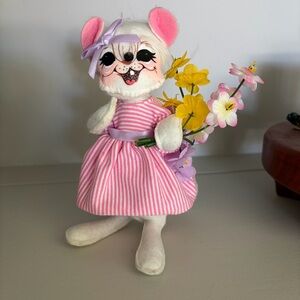 Annalee Spring Girl Mouse Easter Holding Flowers 211319 - 2019 Doll ☆